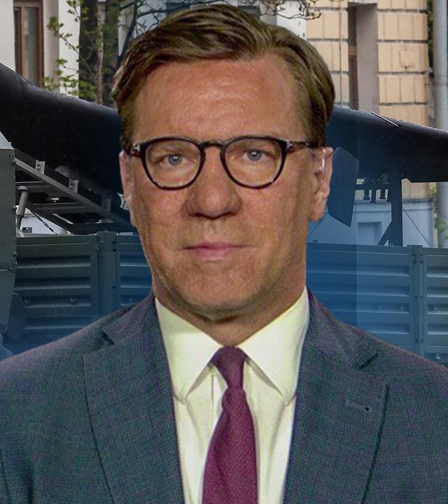 Militärexperte Nico Lange ist vor Shahed-Drohnen abgebildet.