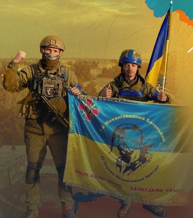 Zwei ukrainische Soldaten halten ukrainische Flaggen. Im rechten Hintergrund ist eine Landkarte der Ostukraine an der Grenze zu Russland sehen. Weiße Pfeile deuten in Richtung Russland.