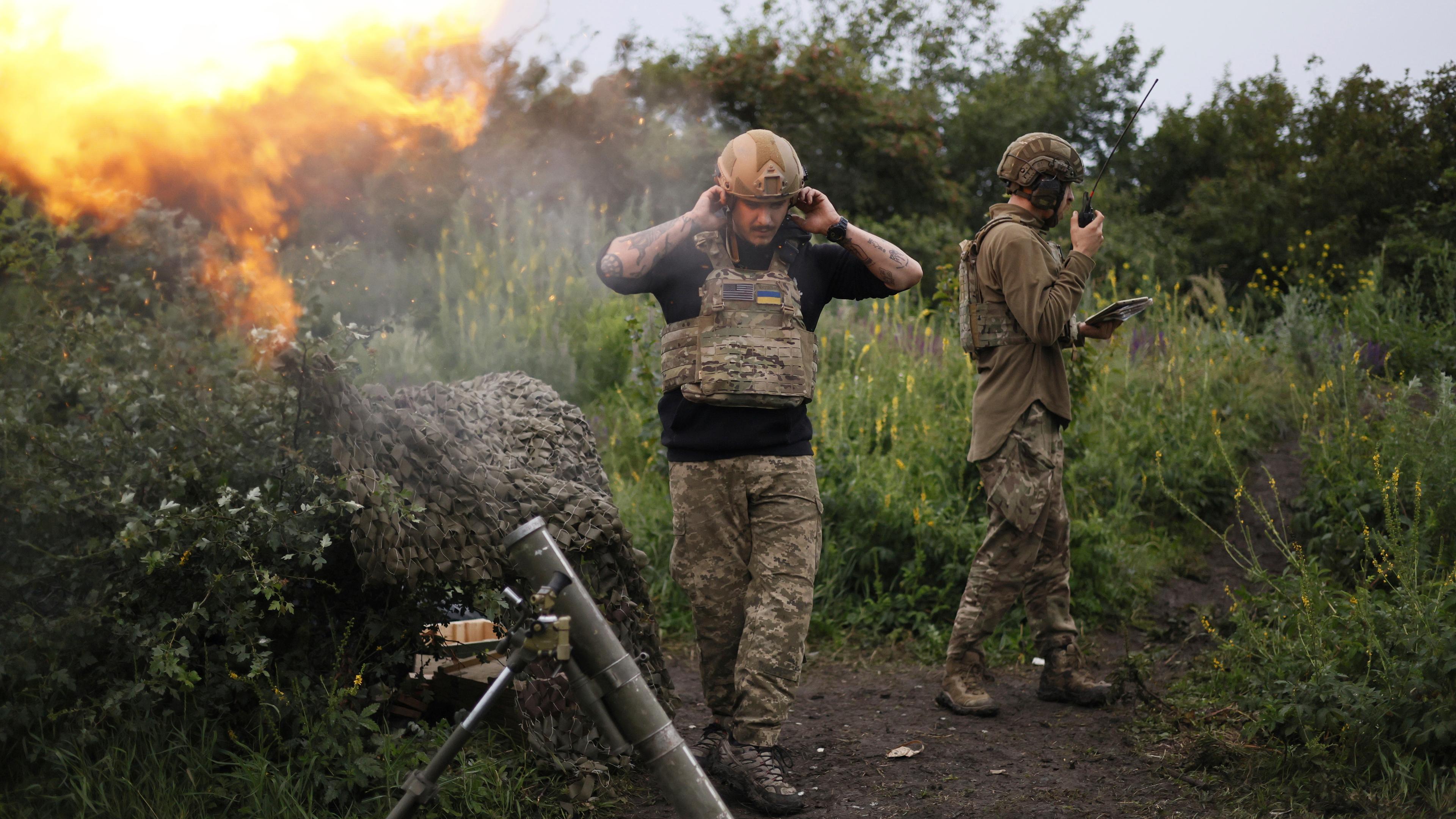 Ein ukrainische Soldaten feuern mit einem 82-mm-Mörser auf russische Stellungen an der Frontlinie nahe Bachmut