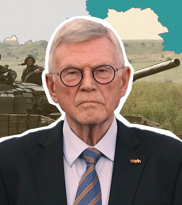 Zu sehen ist Ex-Nato-General Egon Ramms im Vordergrund. Dahinter eine Grafikkarte des Frontverlaufs der Ukraine sowie ein Kampfpanzer.