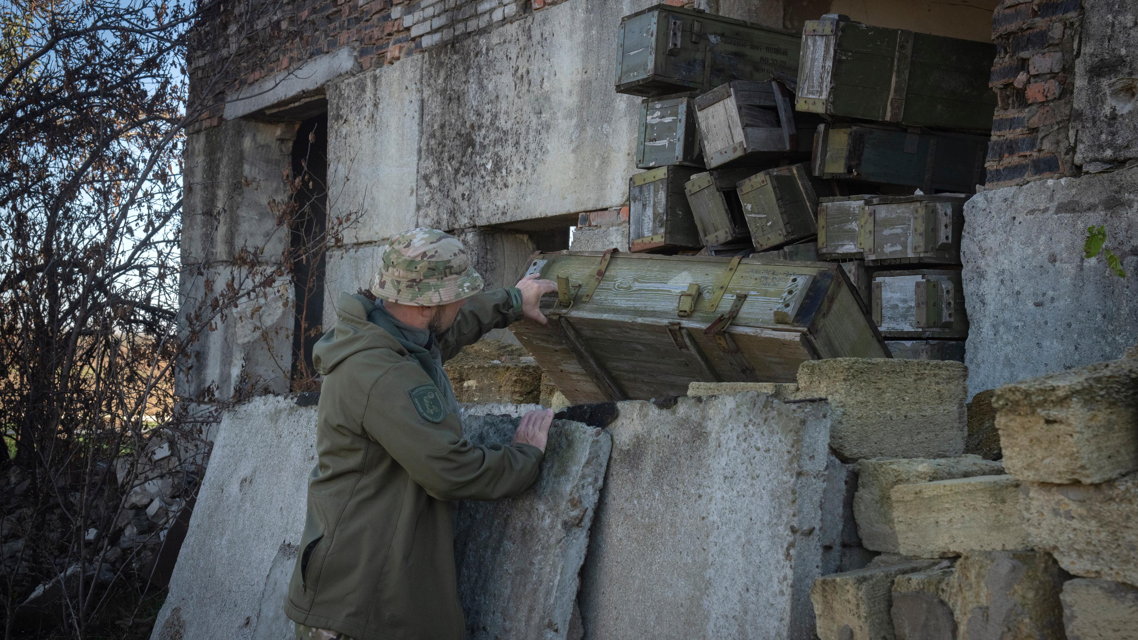 Ukraine, Kiseliovka: Ein Pionier der ukrainischen Armee untersucht von den russischen Truppen zurückgelassene Munition.