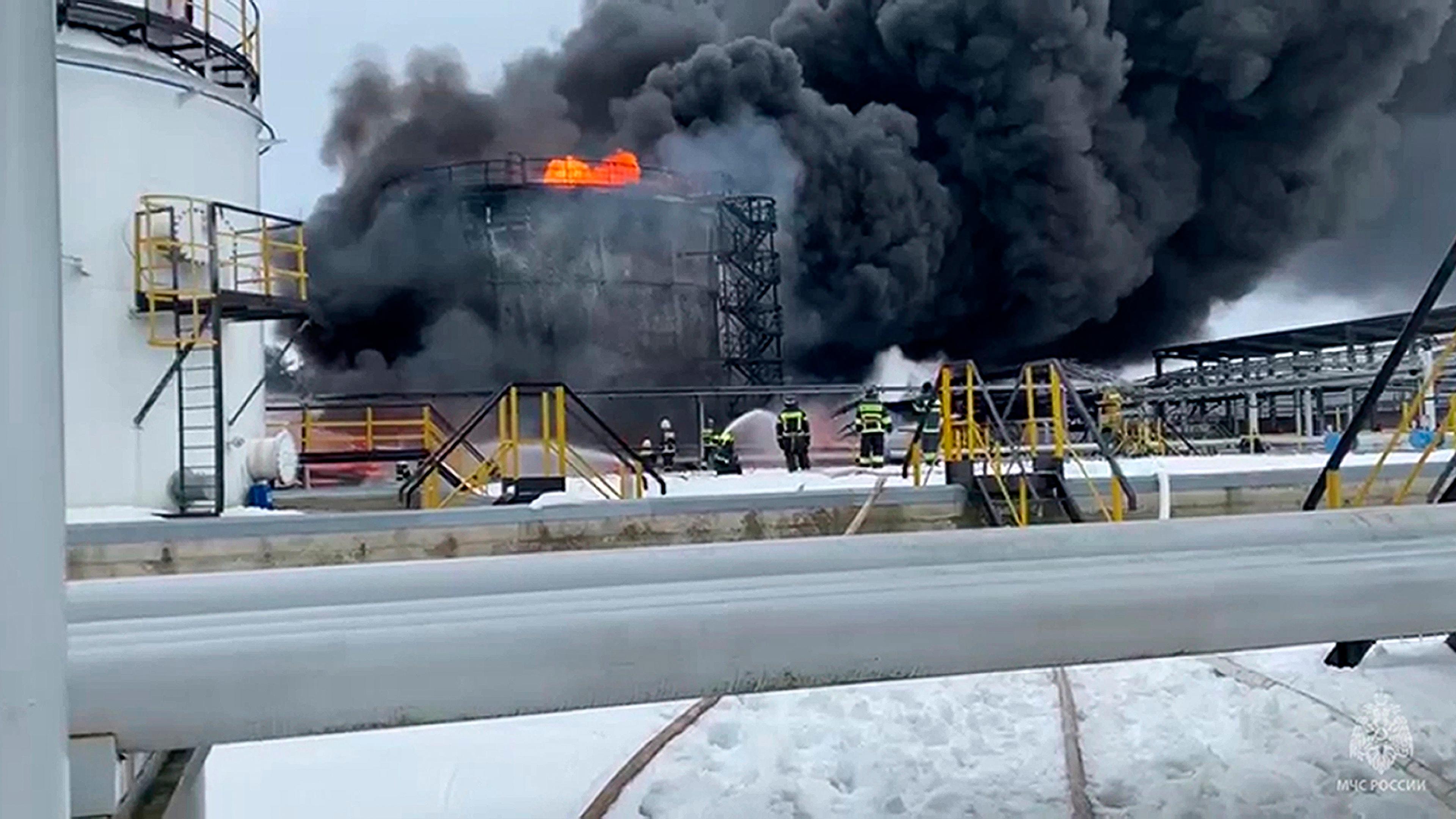 Russland, Klintsy: Mitarbeiter des russischen Katastrophenschutzministeriums am Rande eines Feuers in Öllagern. Archivbild
