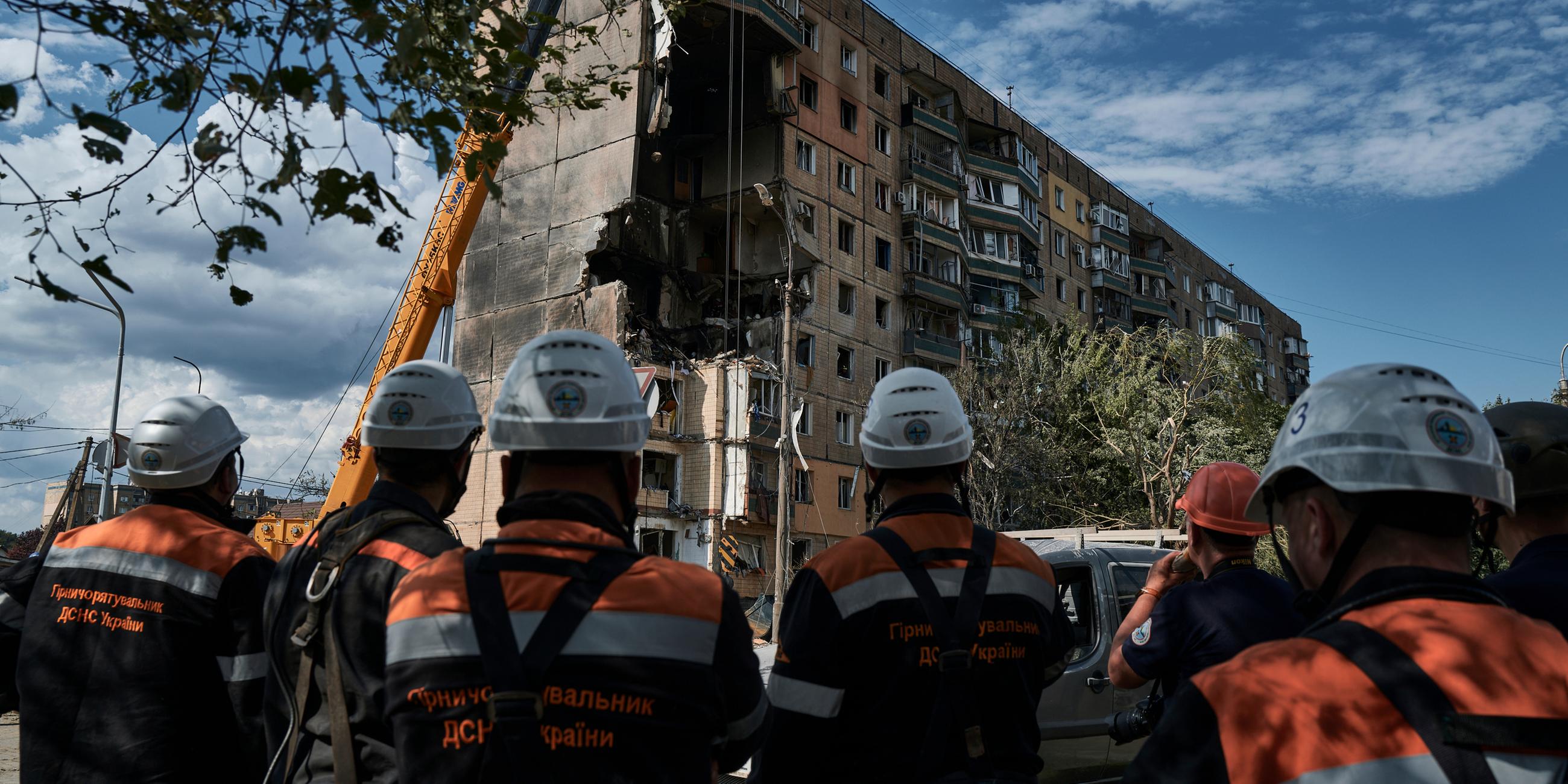 Ukraine, Krywyj Rih: Rettungskräfte sind nach dem Einschlag einer Rakete in ein Wohnhaus im Einsatz. Archivbild