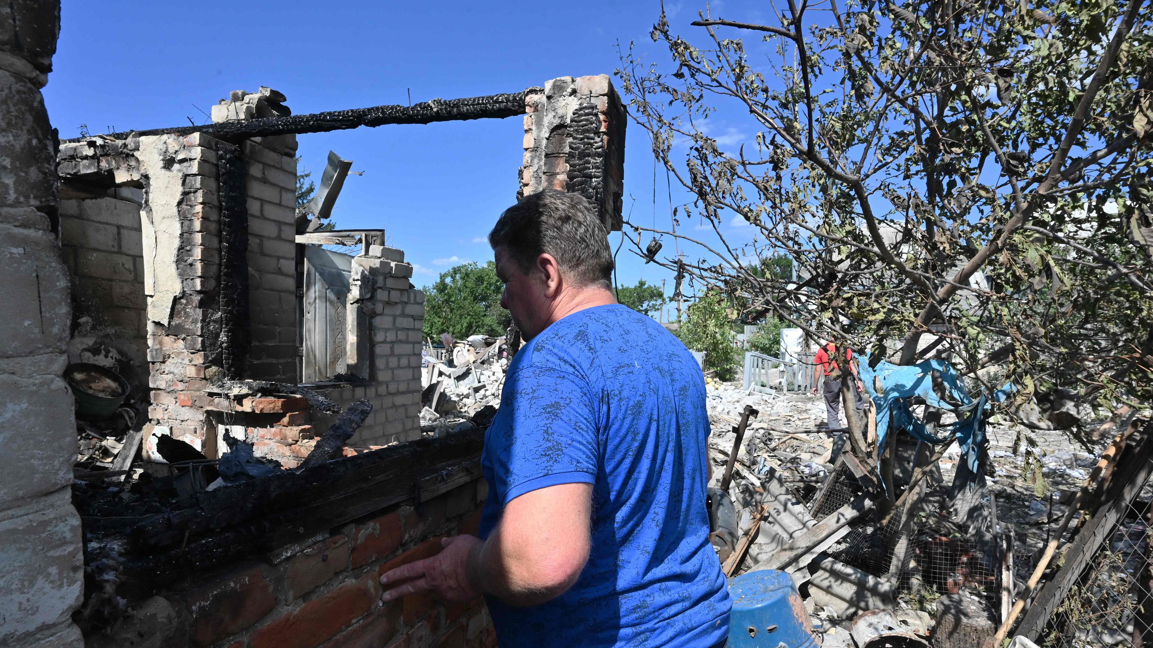 Ein Anwohner inmitten der Zerstörung nach russischem Angriff bei Kupjansk, Charkiw, Ukraine