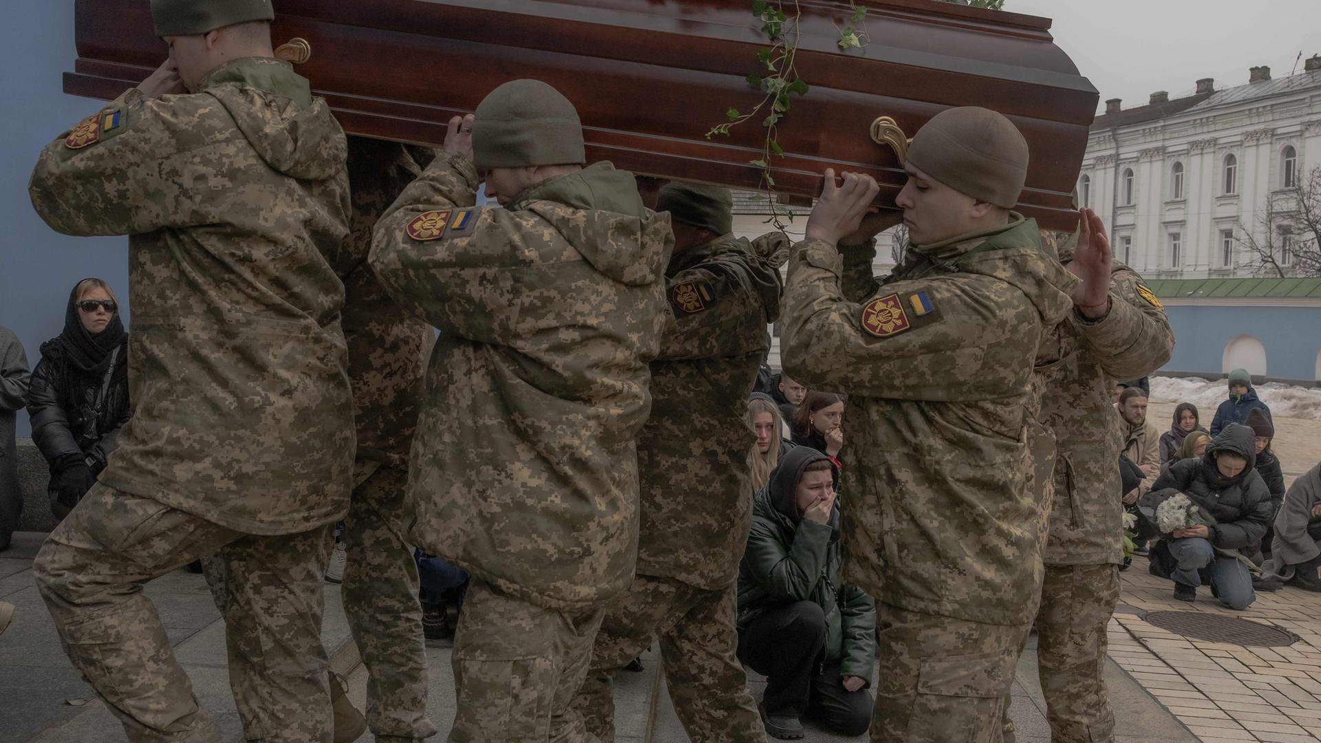 Trauernde knien nieder, während ukrainische Soldaten den Sarg von Volodymyr Rakov, einem ukrainischen Tänzer, Choreographen und Soldaten der 24. Mechanisierten Brigade, der am 6. Januar 2025 in Chasiv Yar, Region Donezk, bei seiner Beerdigungszeremonie im Goldenen Kuppelkloster des Heiligen Michael in Kiew am 2. März 2025 inmitten der russischen Invasion in der Ukraine getötet wurde, tragen. Großbritannien und Frankreich arbeiten gemeinsam mit der Ukraine an Plänen zur Beendigung der Kämpfe mit Russland, sagte Premierminister Keir Starmer am Sonntag, als die europäischen Staats- und Regierungschefs nach dem Eklat zwischen Kiew und Washington zu Krisengesprächen zusammenkamen. 