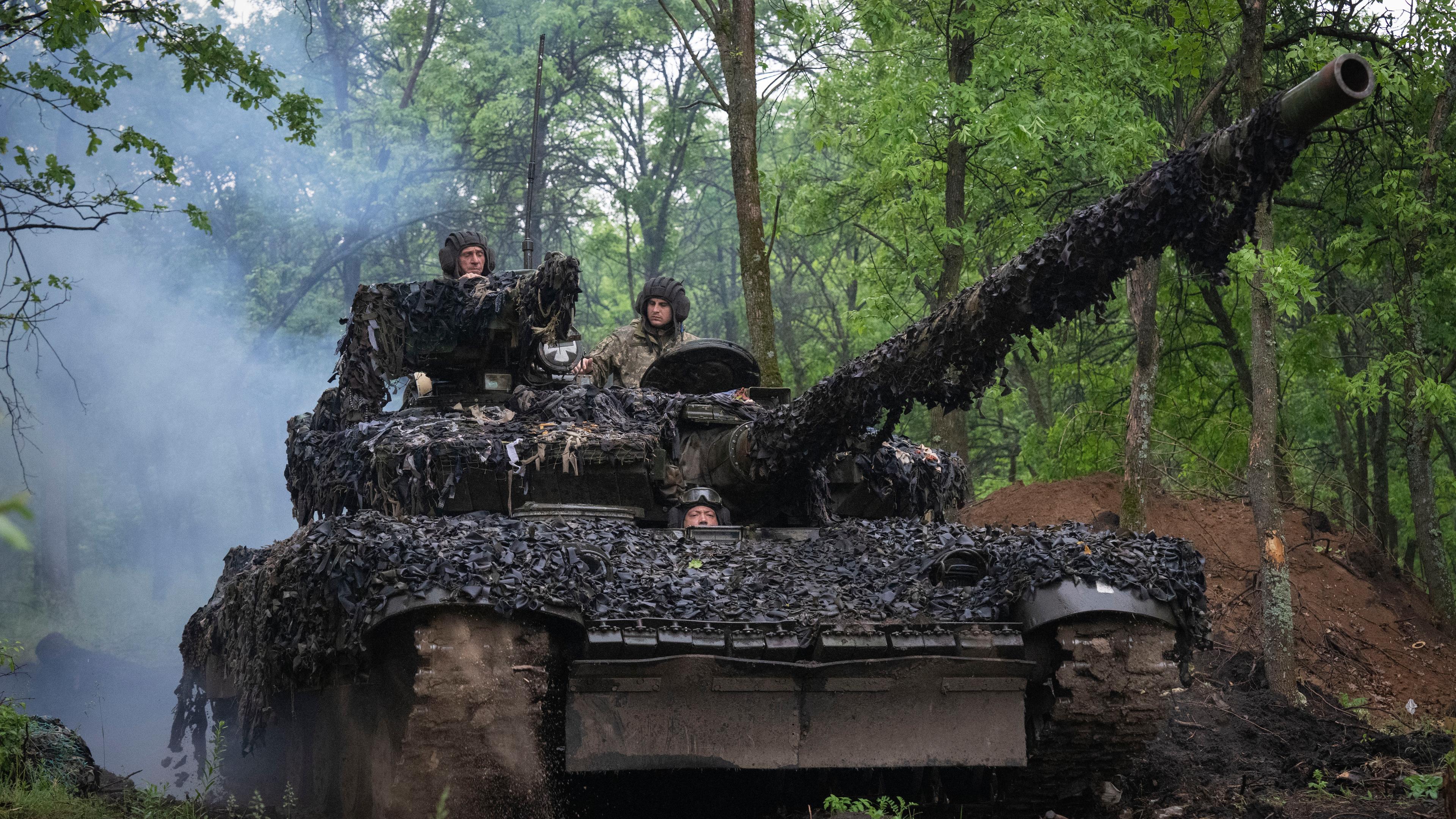 Ein ukrainischer Panzer fährt nahe Bachmut in der Region Donetzk