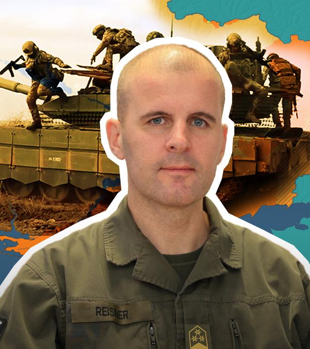 Oberst Markus Reisner ist vor einer Karte der Ukraine auf der ein Panzer abgebildet zusehen.