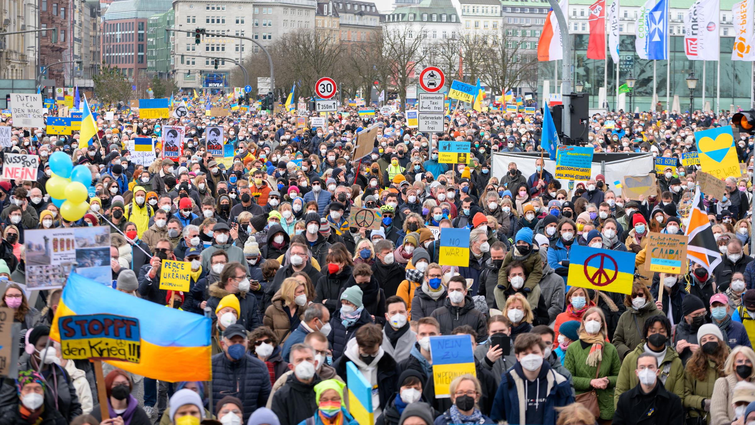 Friedensdemonstration am Jungfernstieg in Hamburg.