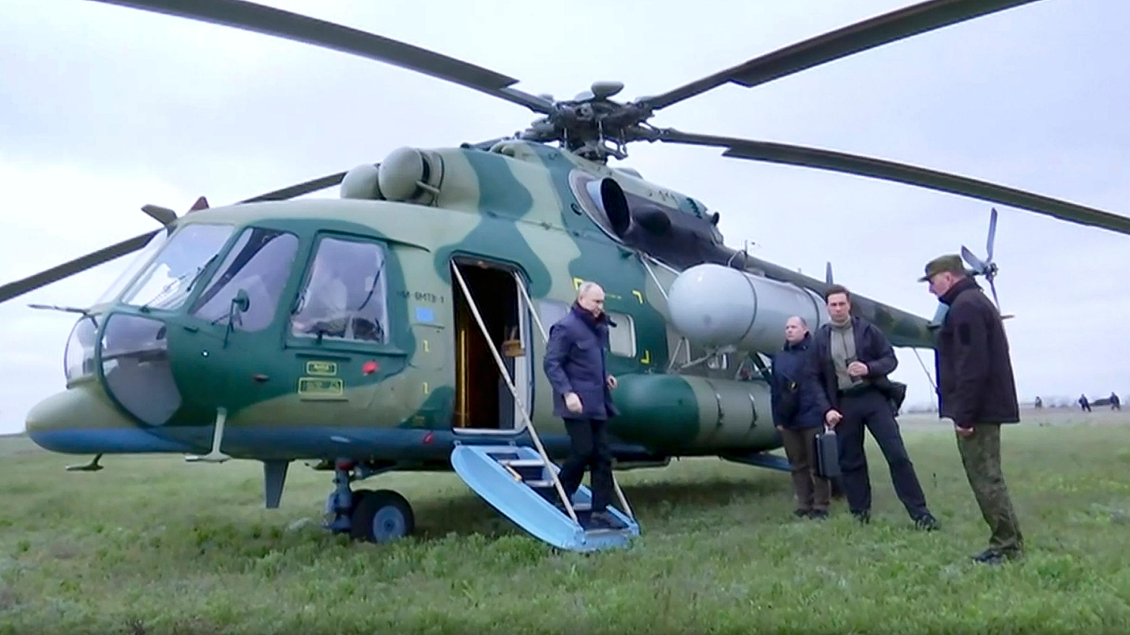 Wladimir Putin, Präsident von Russland, bei seiner Ankunft mit einem Hubschrauber an einem nicht genannten Ort