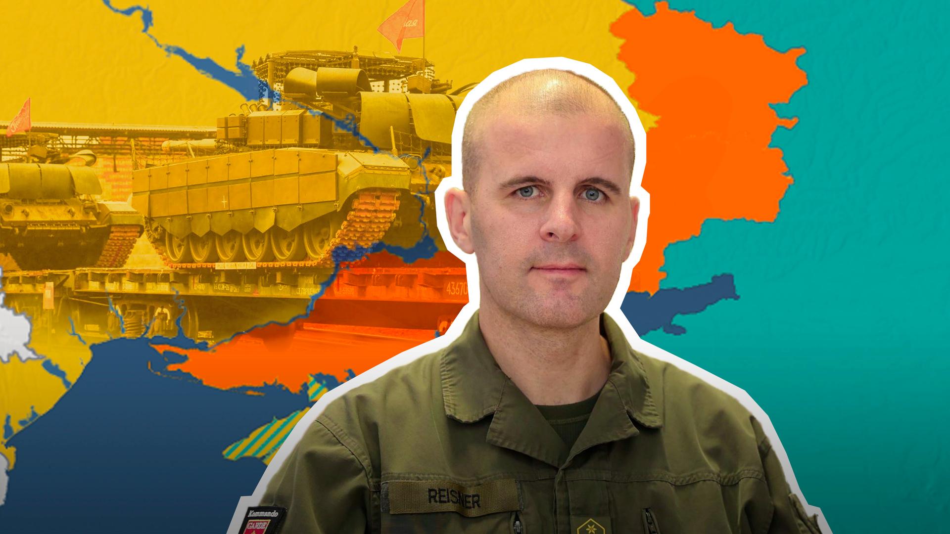 Oberst Reisner ist vor einer Karte der Ukraine mit aktuellem Frontverlauf abgebildet.