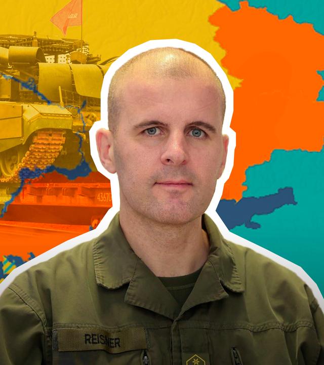 Oberst Reisner ist vor einer Karte der Ukraine mit aktuellem Frontverlauf abgebildet.