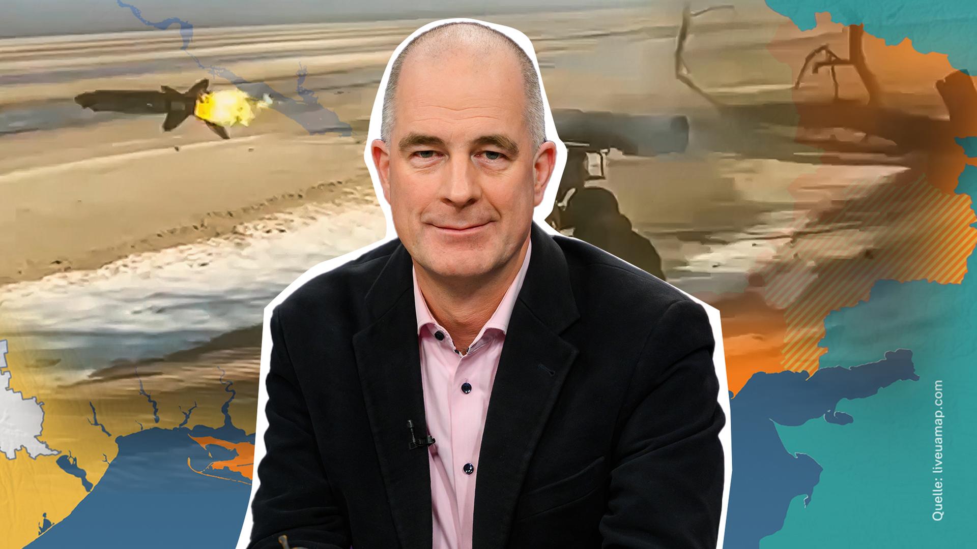 Ukraine-Karte und Waffen im Hintergrund, Militärexperte Christian Mölling im Vordergrund