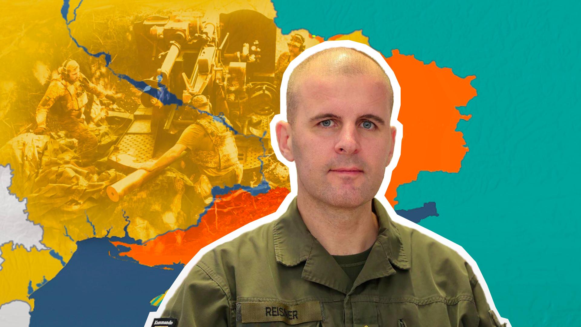 Oberst Markus Reisner ist vor einer Karte der Ukraine mit aktuellem Frontverlauf abgebildet.