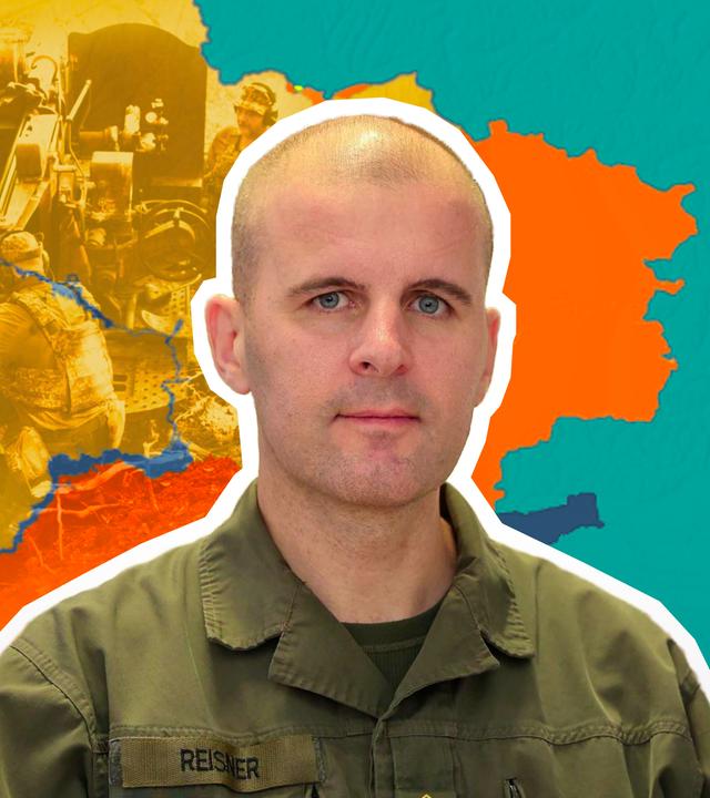 Oberst Markus Reisner ist vor einer Karte der Ukraine mit aktuellem Frontverlauf abgebildet.