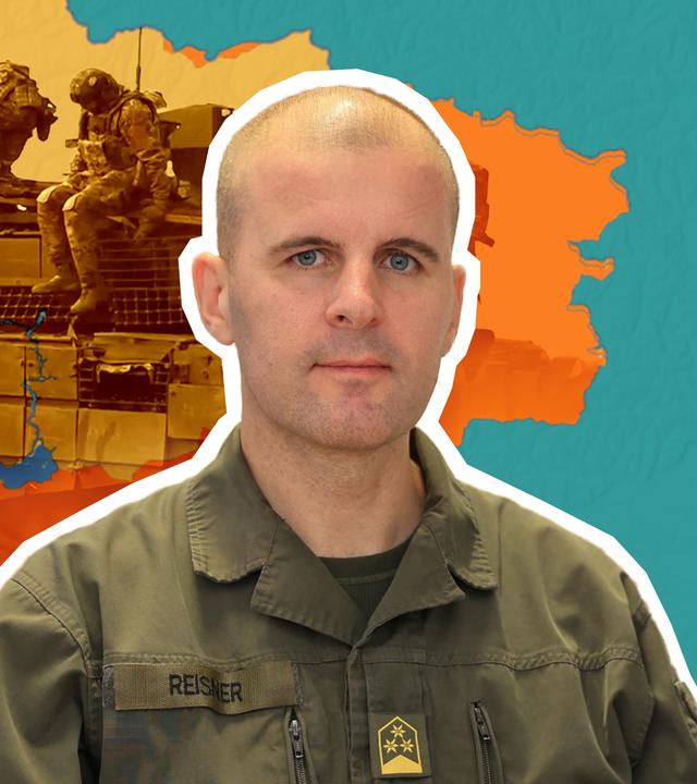 Oberst Reisner ist vor einer Karte der Ukraine mit aktuellem Frontverlauf und einem Panzer abgebildet.