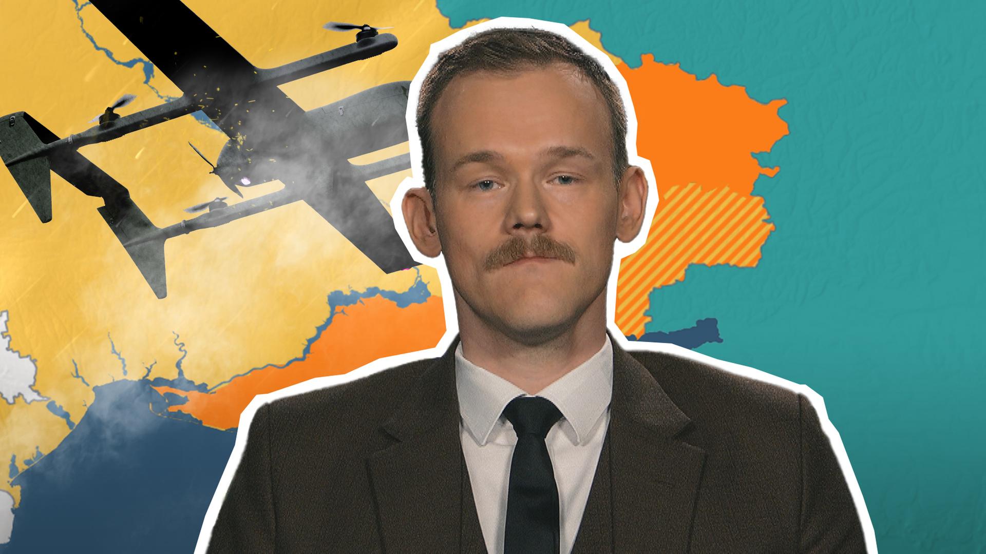 Experte Fabian Hinz ist vor einer Ukrainekarte mit Frontverlauf, auf der auch eine Drohne zu sehen ist, abgebildet.