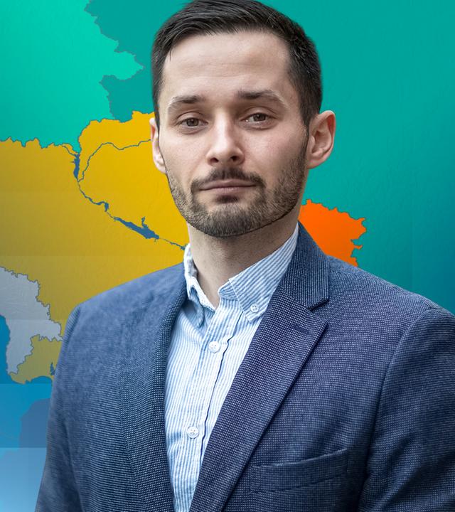 Militäranalyst Hendrik Remmel ist vor einer Karte der Ukraine abgebildet.