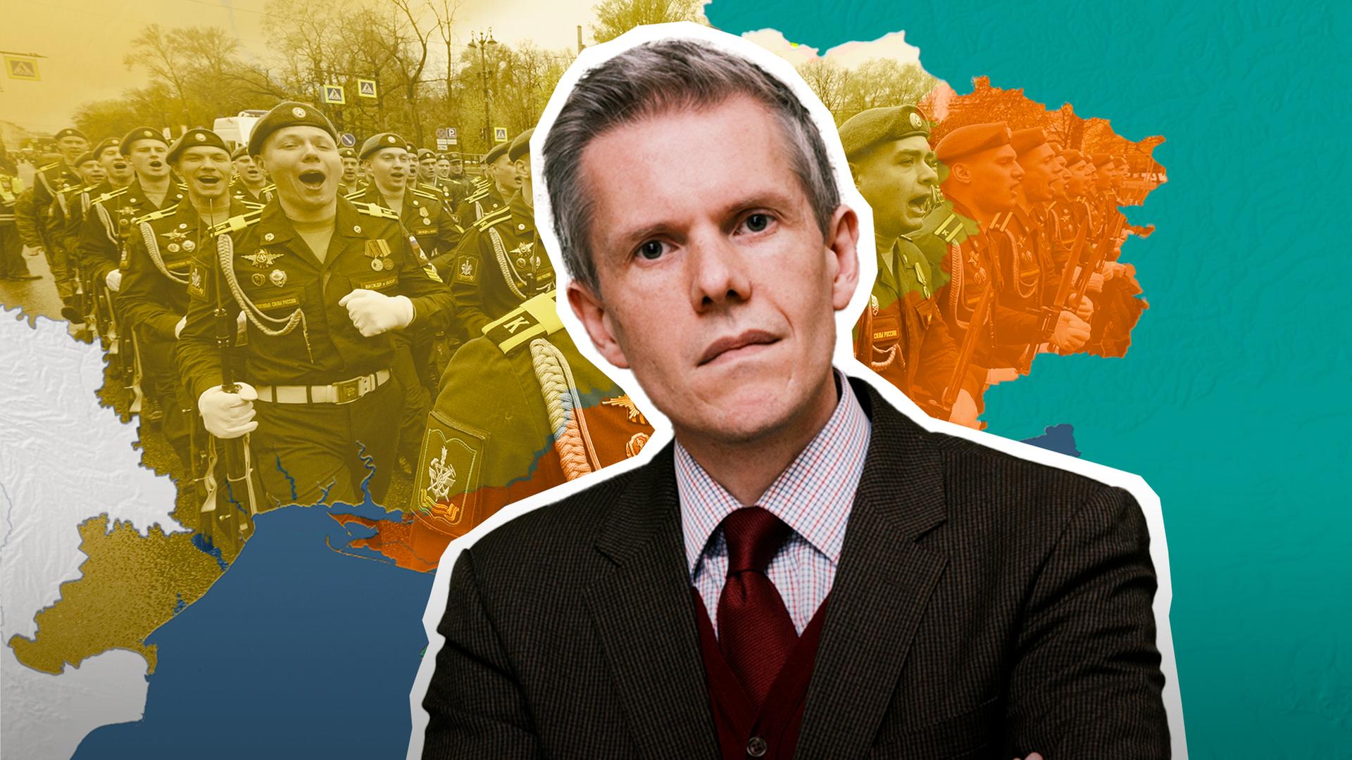 Militärökonom Dr. M. Keupp ist vor einer Karte der Ukraine mit aktuellem Frontverlauf abgebildet.