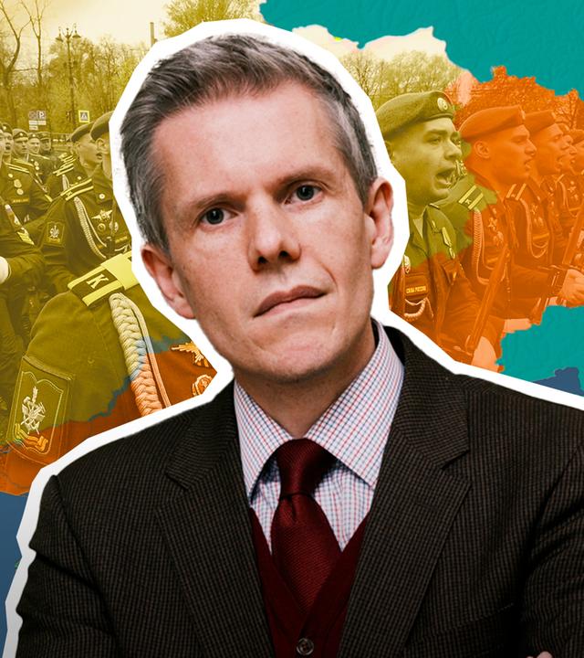 Militärökonom Dr. M. Keupp ist vor einer Karte der Ukraine mit aktuellem Frontverlauf abgebildet.