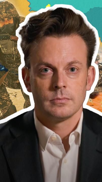 Militäranalyst Franz-Stefan Gady ist vor einer Karte der Ukraine mit eingezeichnetem Frontverlauf abgebildet.