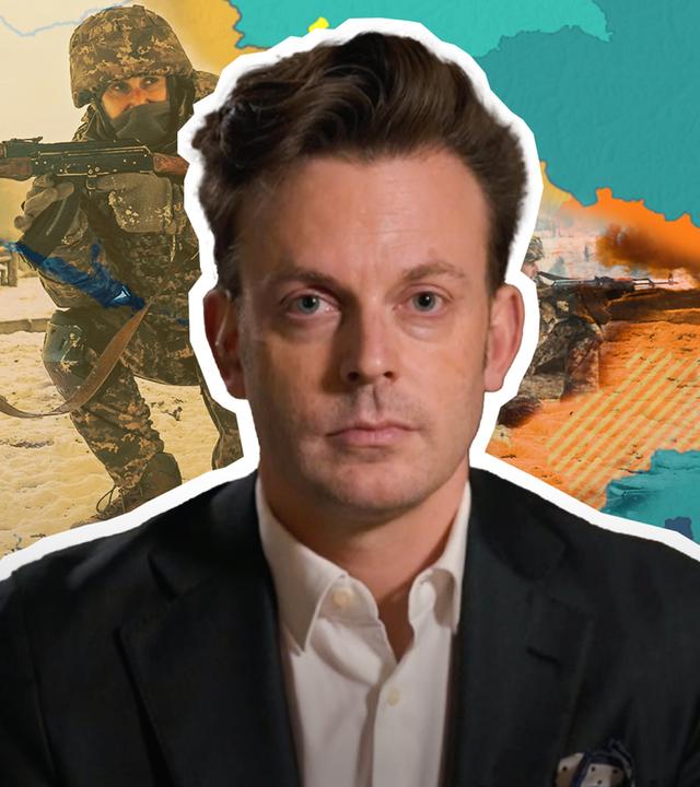 Militäranalyst Franz-Stefan Gady ist vor einer Karte der Ukraine mit eingezeichnetem Frontverlauf abgebildet.