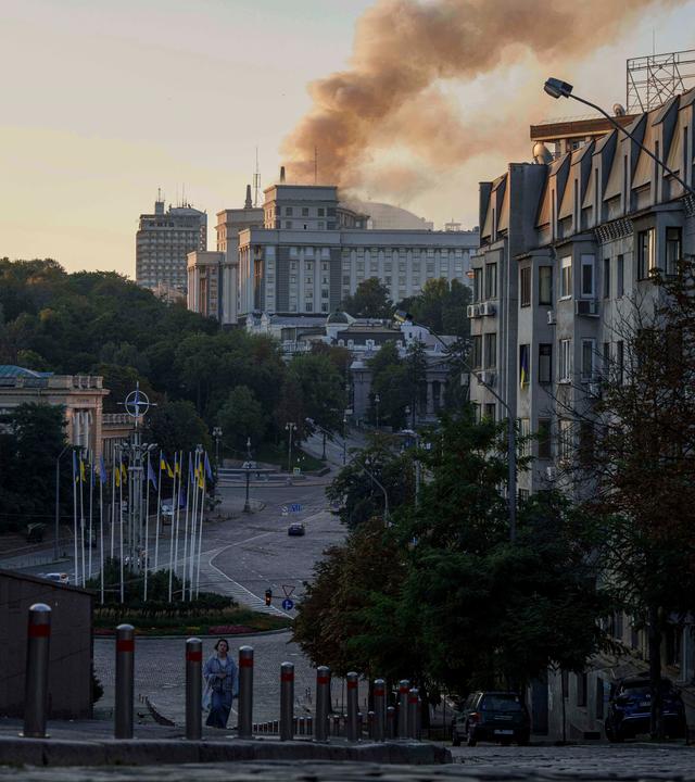 Rauch steigt nach einem russischen Angriff aus dem Gebäude des Ministerkabinetts auf.