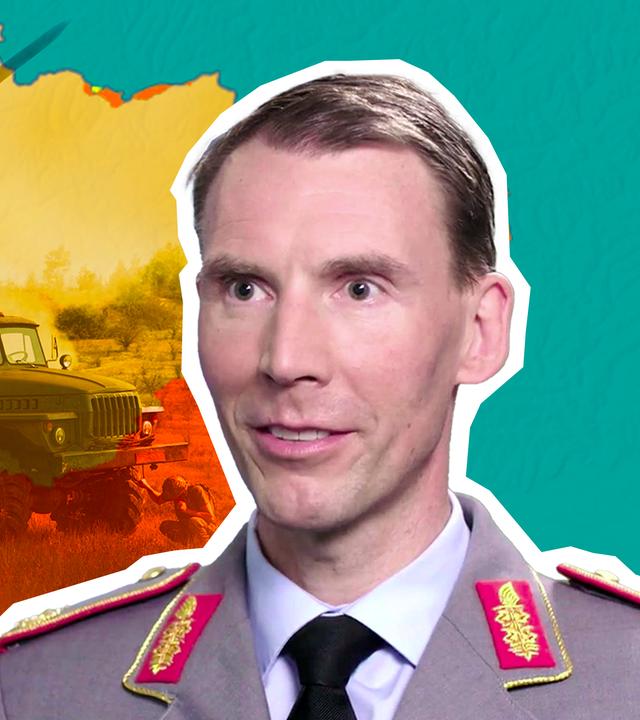 Generalmajor Freuding ist vor einer Karte der Ukraine zu sehen. Im Hintergrund ist eine startende Rakete zu sehen. 