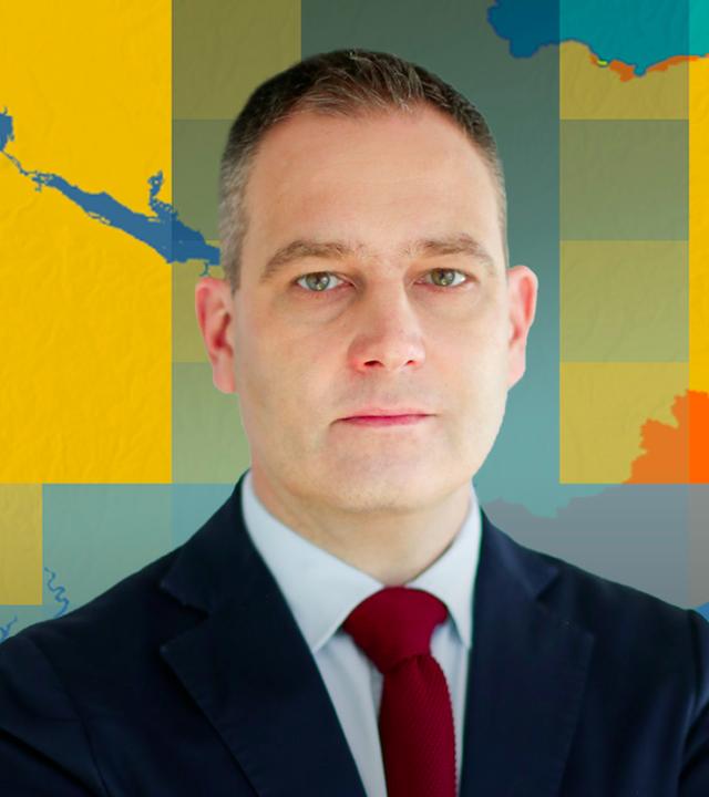 Militärexperte Gustav Gressel ist vor einer Karte der Ukraine mit aktuellem Frontverlauf abgebildet.