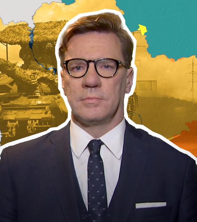 Militärexperte Nico Lange ist vor einer Karte der Ukraine mit Frontverlauf abgebildet.
