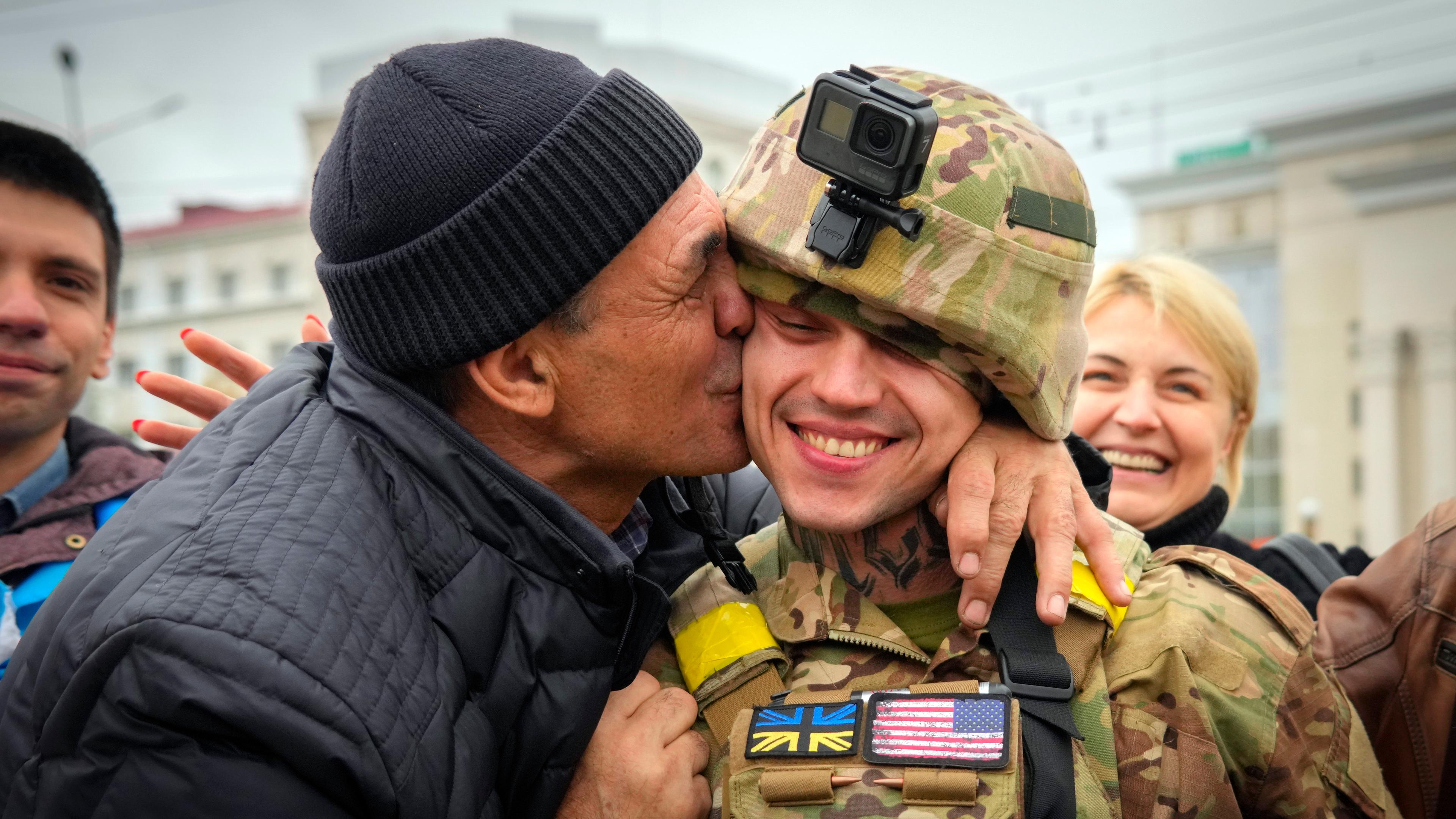 Ein Einwohner von Cherson küsst einen ukrainischen Soldaten.