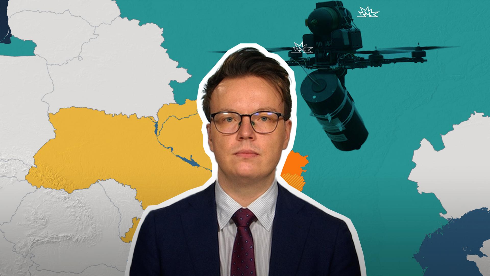 Militärexperte Hoffmann ist vor einer Karte der Ukraine mit Frontverlauf und einer ukrainischen Drohne abgebildet. 
