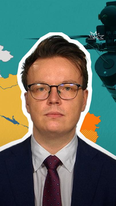 Militärexperte Hoffmann ist vor einer Karte der Ukraine mit Frontverlauf und einer ukrainischen Drohne abgebildet. 