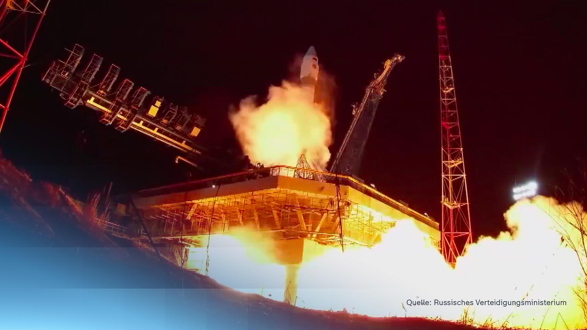 Man sieht ein Raketenstart bei Nacht.
