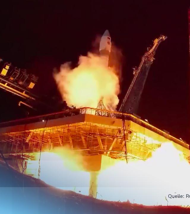 Man sieht ein Raketenstart bei Nacht.