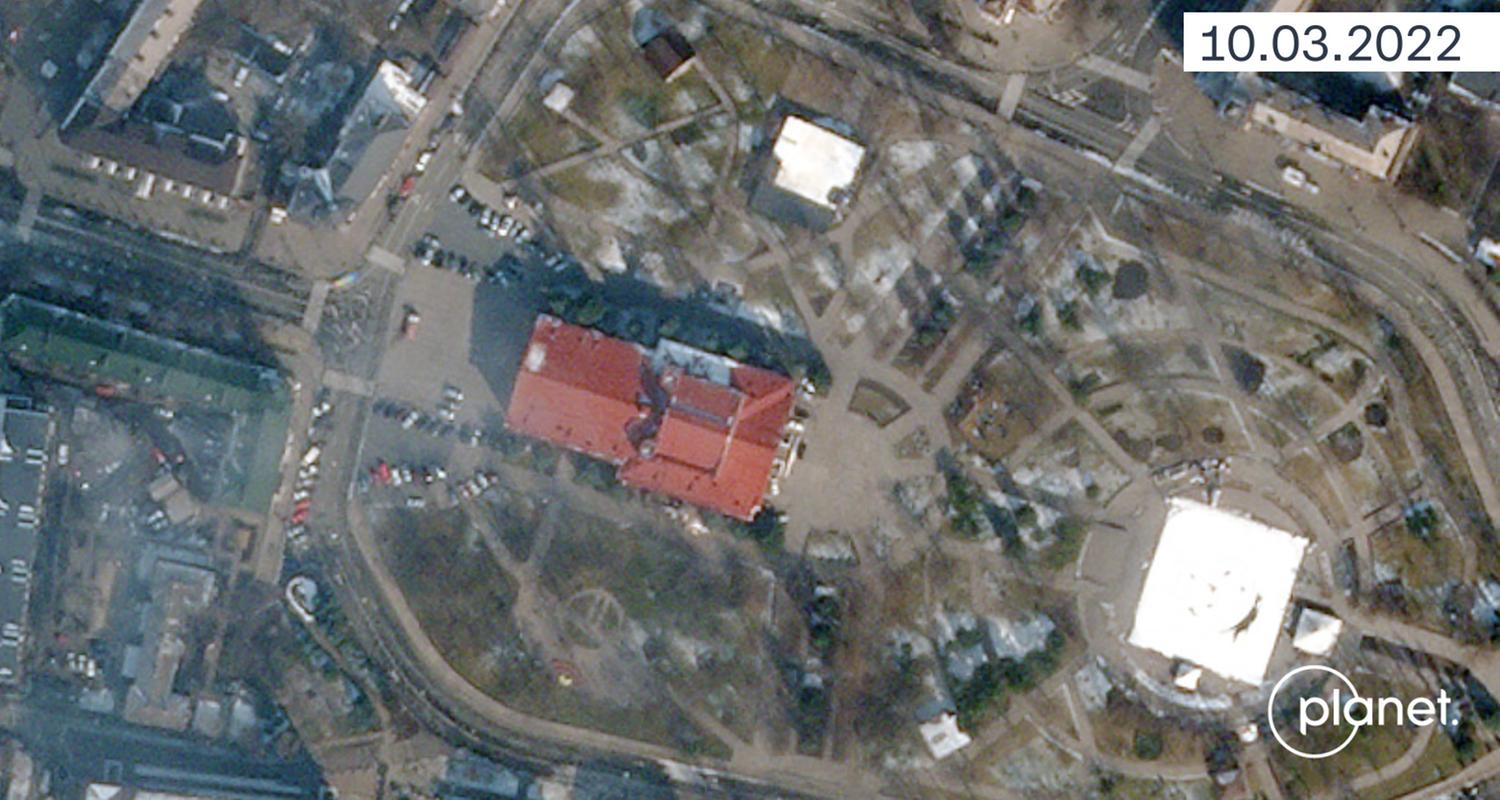 Satellitenbild: Theater in Mariupol vor der Zerstörung am 10.3.2022