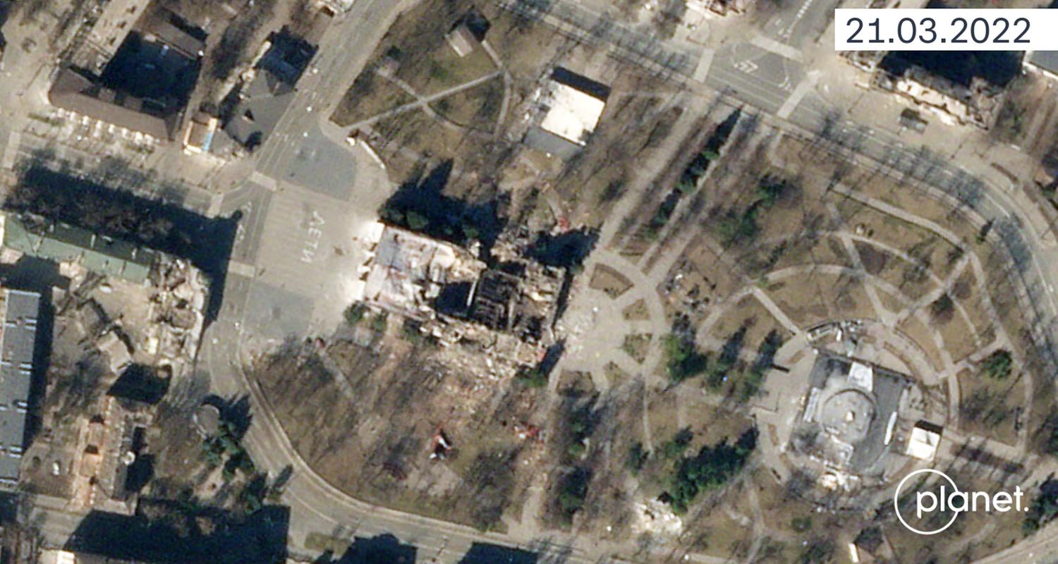 Das Satellitenbild vom März 2022 zeigt das Theater in Mariupol nach der Bombardierung.