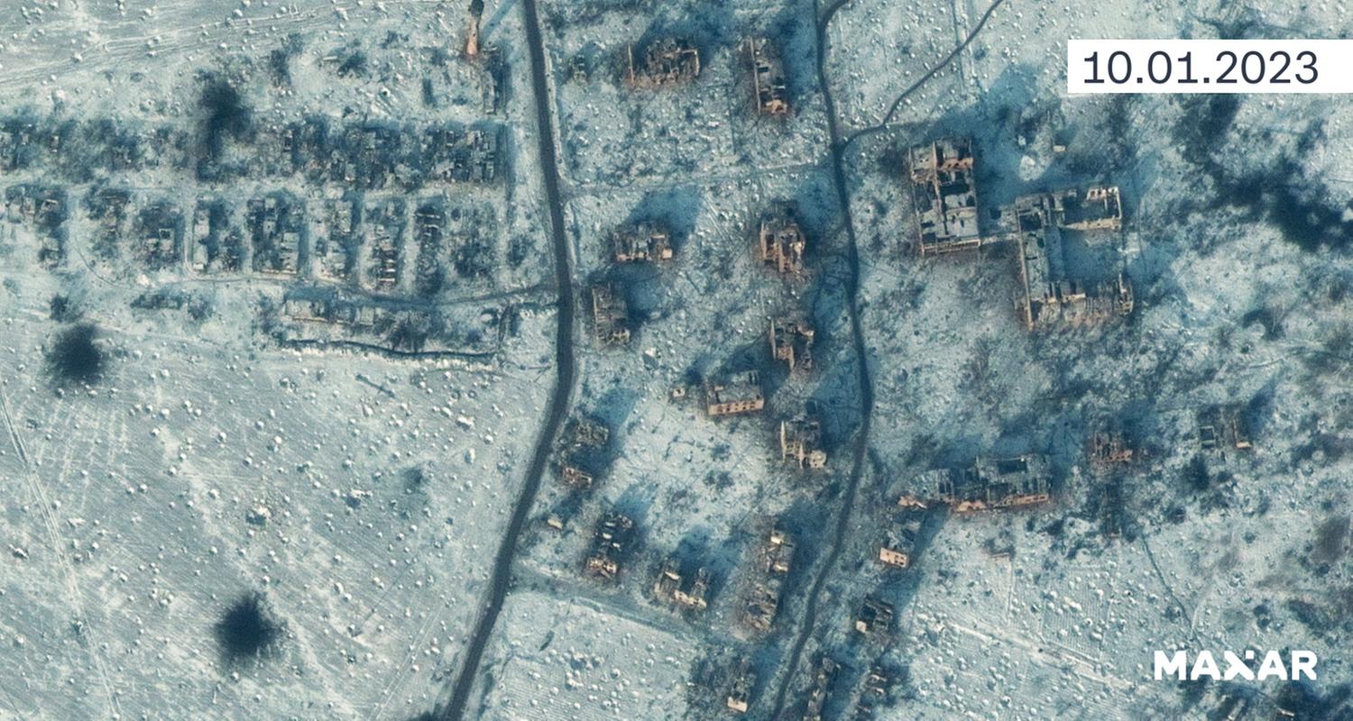 Satellitenbild: Zerstörte Schule und Gebäude in Soledar am 10.1.2023