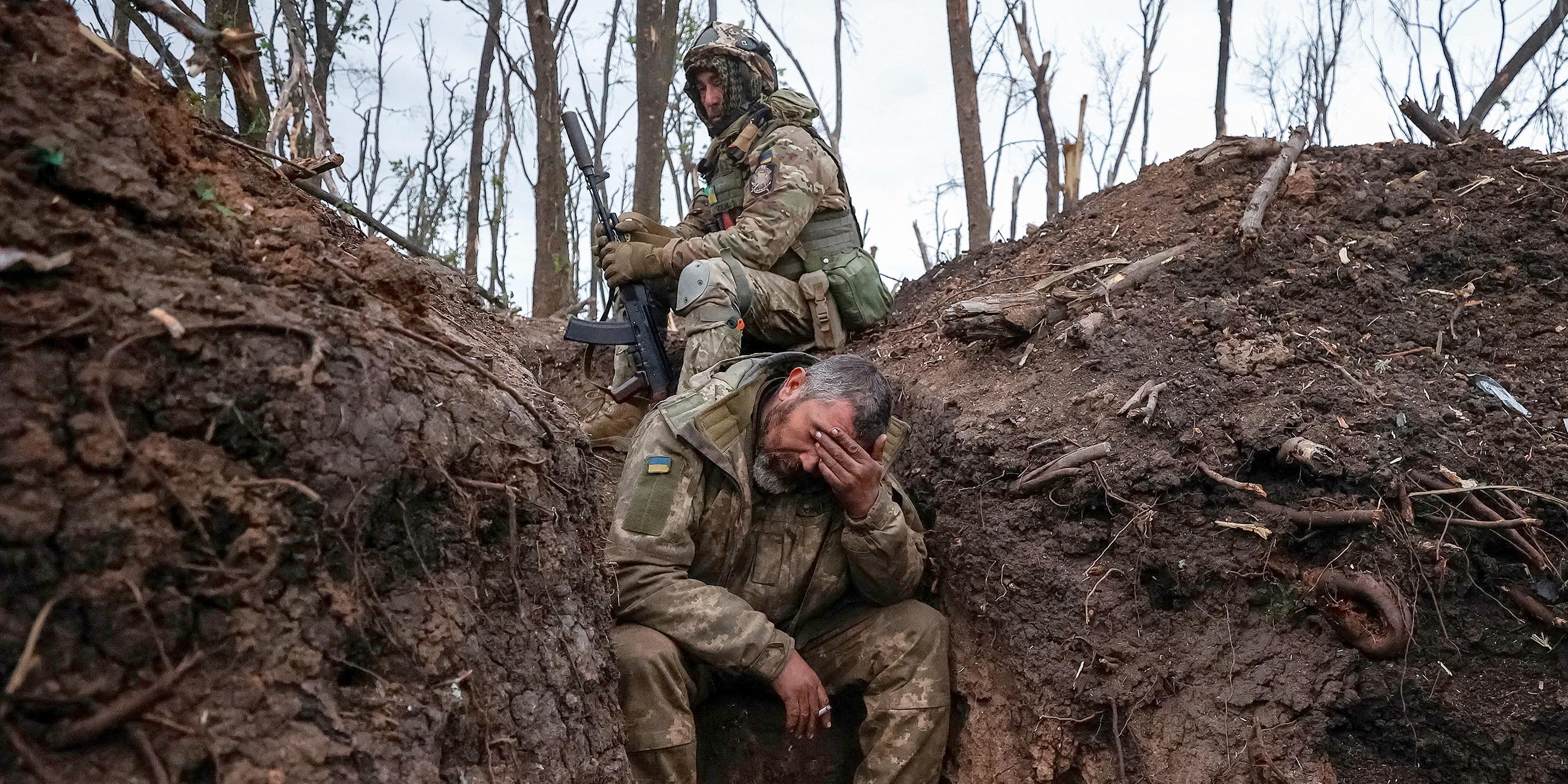 Ukrainische Soldaten in Schützengraben bei Bachmut