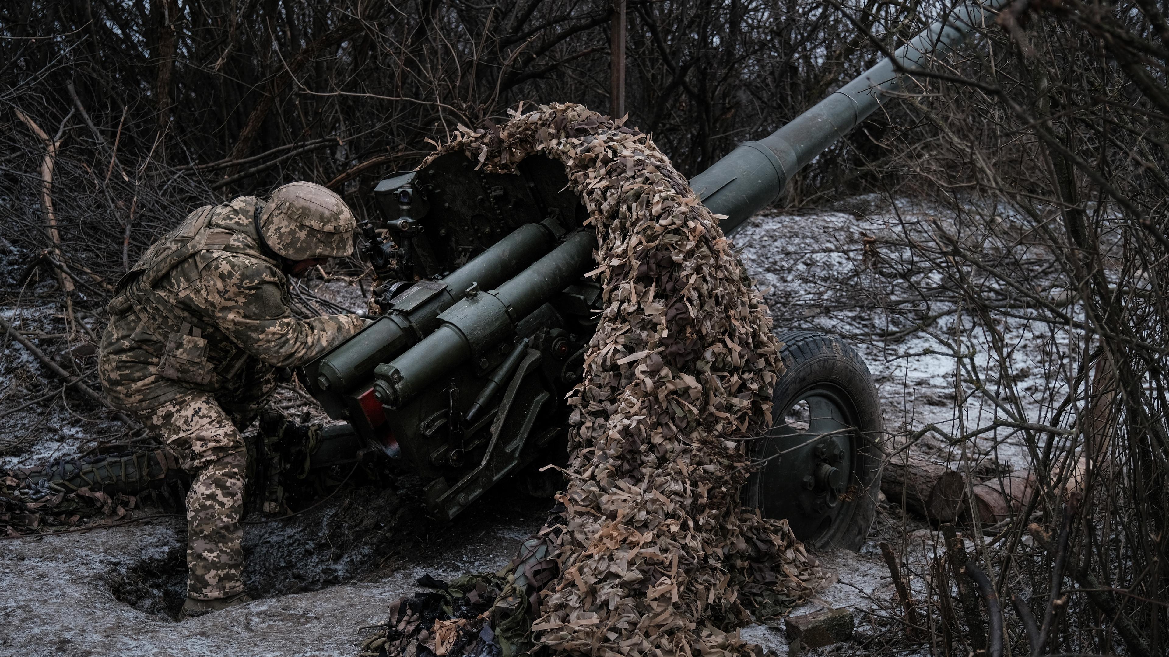 Das Bild zeigt einen ukrainischen Soldaten an der Front nahe Bachmut. (Archivbild)