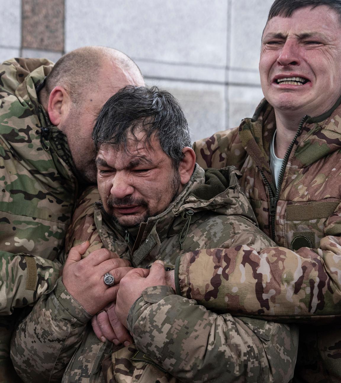 Ukrainische Soldaten weinen um ihren Kameraden Andrii Trachuk bei dessen Beerdigung auf dem Unabhängigkeitsplatz in Kiew, Ukraine am 15.12.2023.