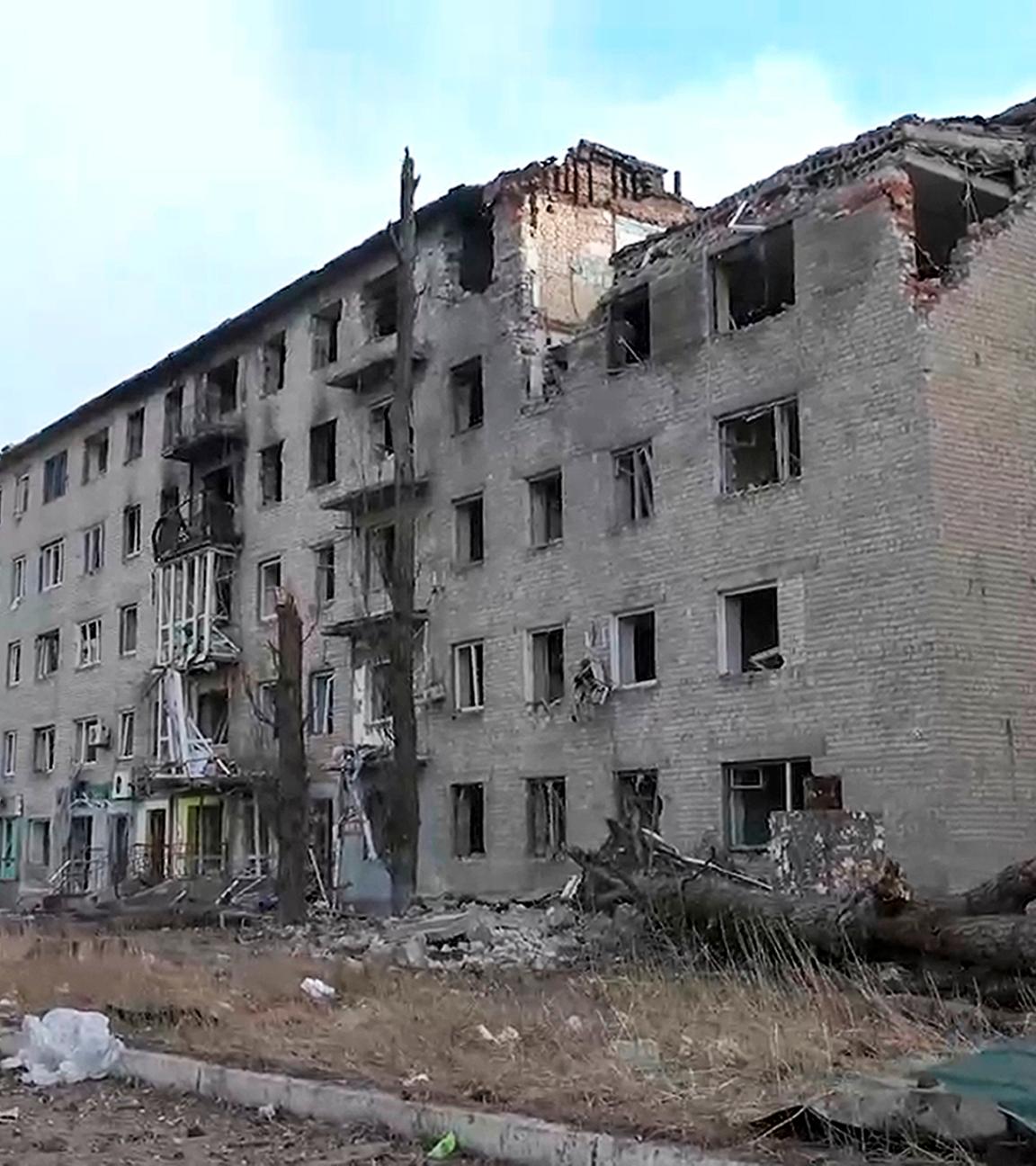 Dieses vom Leiter der russisch kontrollierten Region Donezk, Denis Puschilin, via Telegram veröffentlichte Videostandbild zeigt beschädigte Gebäude, nachdem die russischen Streitkräfte die Übernahme von Awdijiwka abgeschlossen haben.