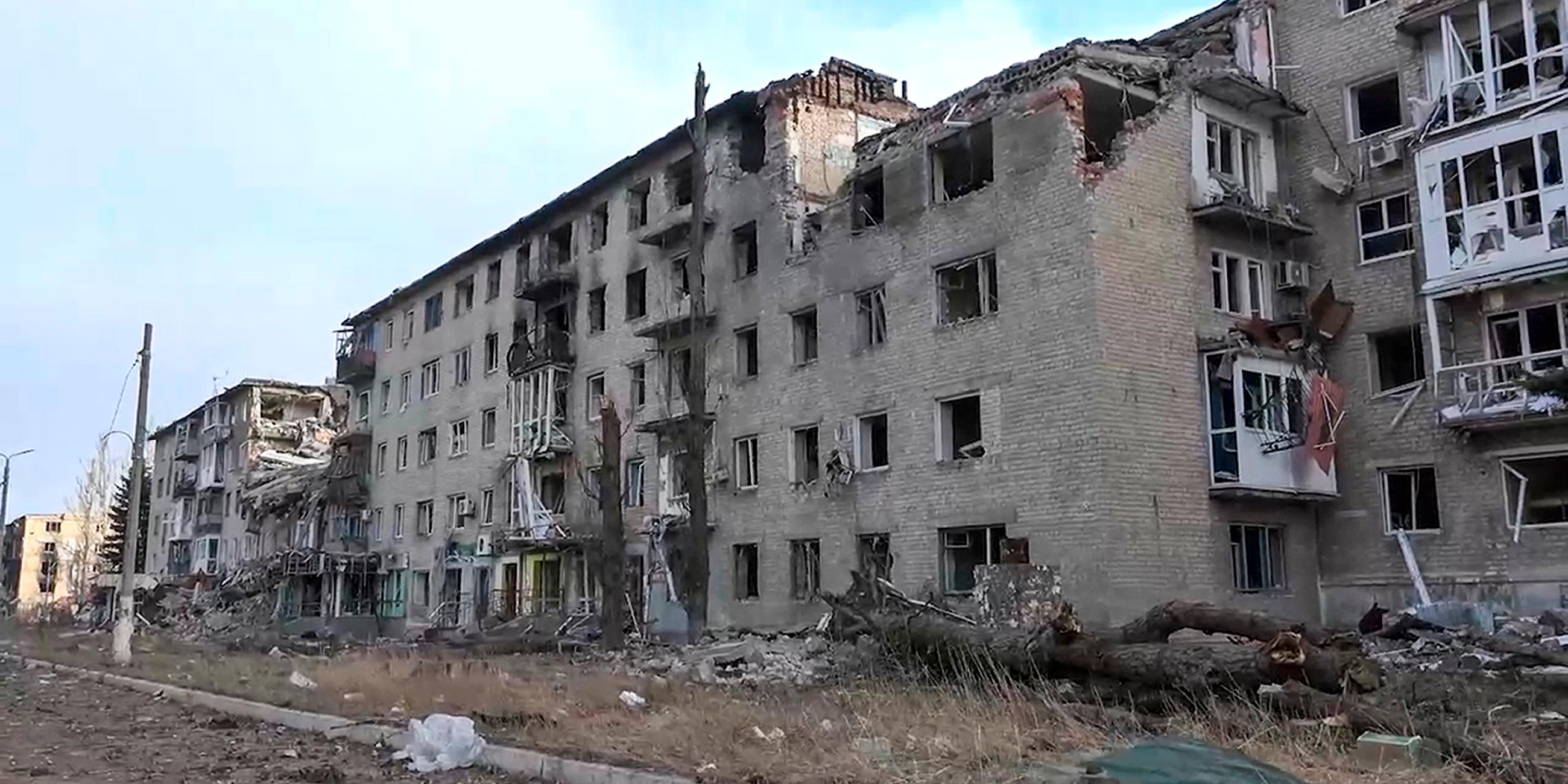 Dieses vom Leiter der russisch kontrollierten Region Donezk, Denis Puschilin, via Telegram veröffentlichte Videostandbild zeigt beschädigte Gebäude, nachdem die russischen Streitkräfte die Übernahme von Awdijiwka abgeschlossen haben.