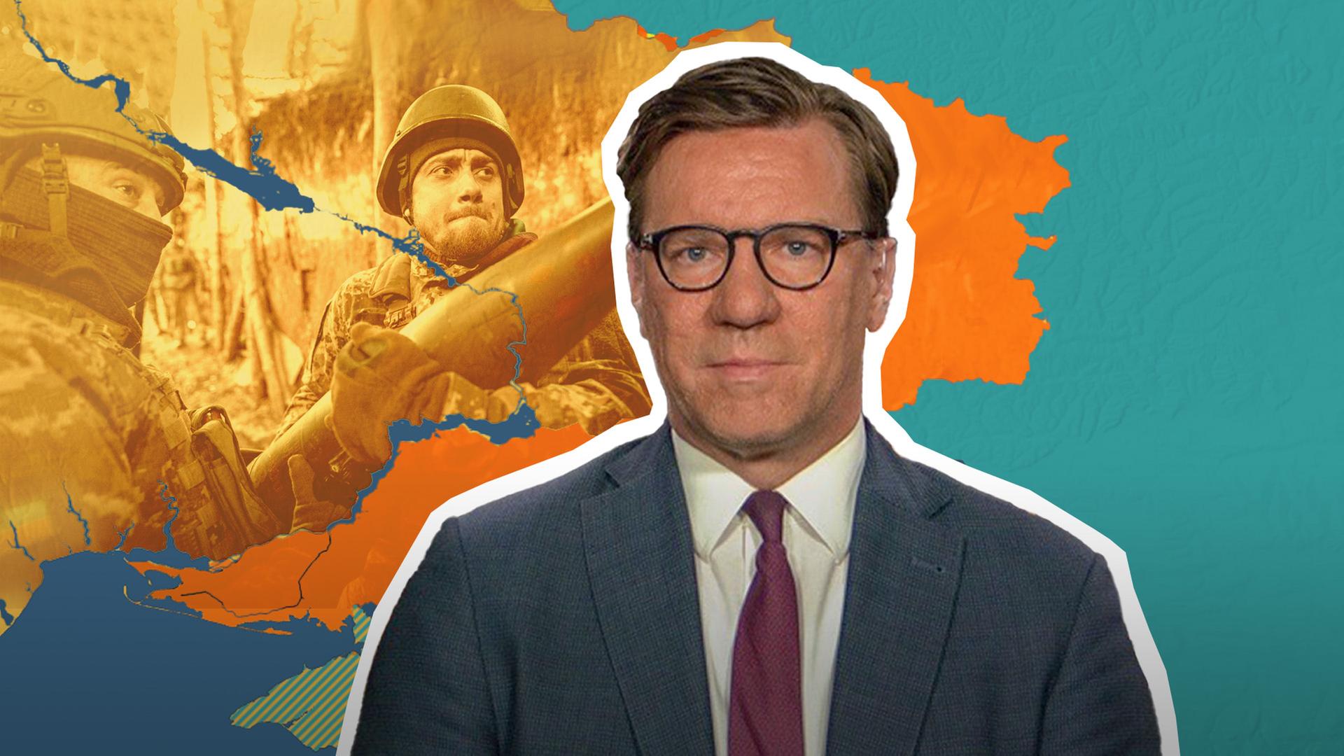 Militärexperte Nico Lange ist vor einer Karte der Ukraine mit aktuellem Frontverlauf abgebildet.