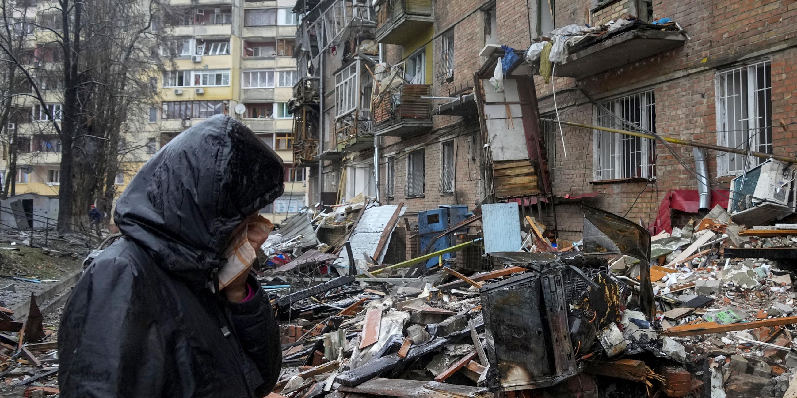 Eine Frau weint vor durch Beschuss beschädigten Haus. Am Morgen nach den schweren russischen Raketenangriffen konnte die Strom- und Wasserversorgung in Kiew erst teilweise wieder hergestellt werden. 