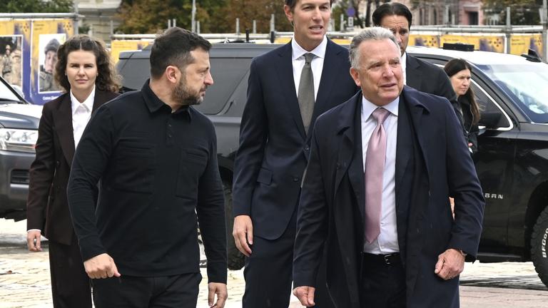 Die US-Unterhädnler Steve Witkoff und Jared Kushner mit dem ukrainischen Präsidenten Selenskji in Kiew. 