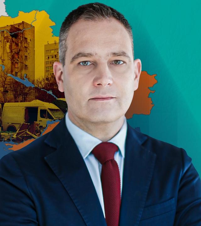 Militärexperte Gustav Gressel vor einem Symbolbild eines zerstörten Hauses.