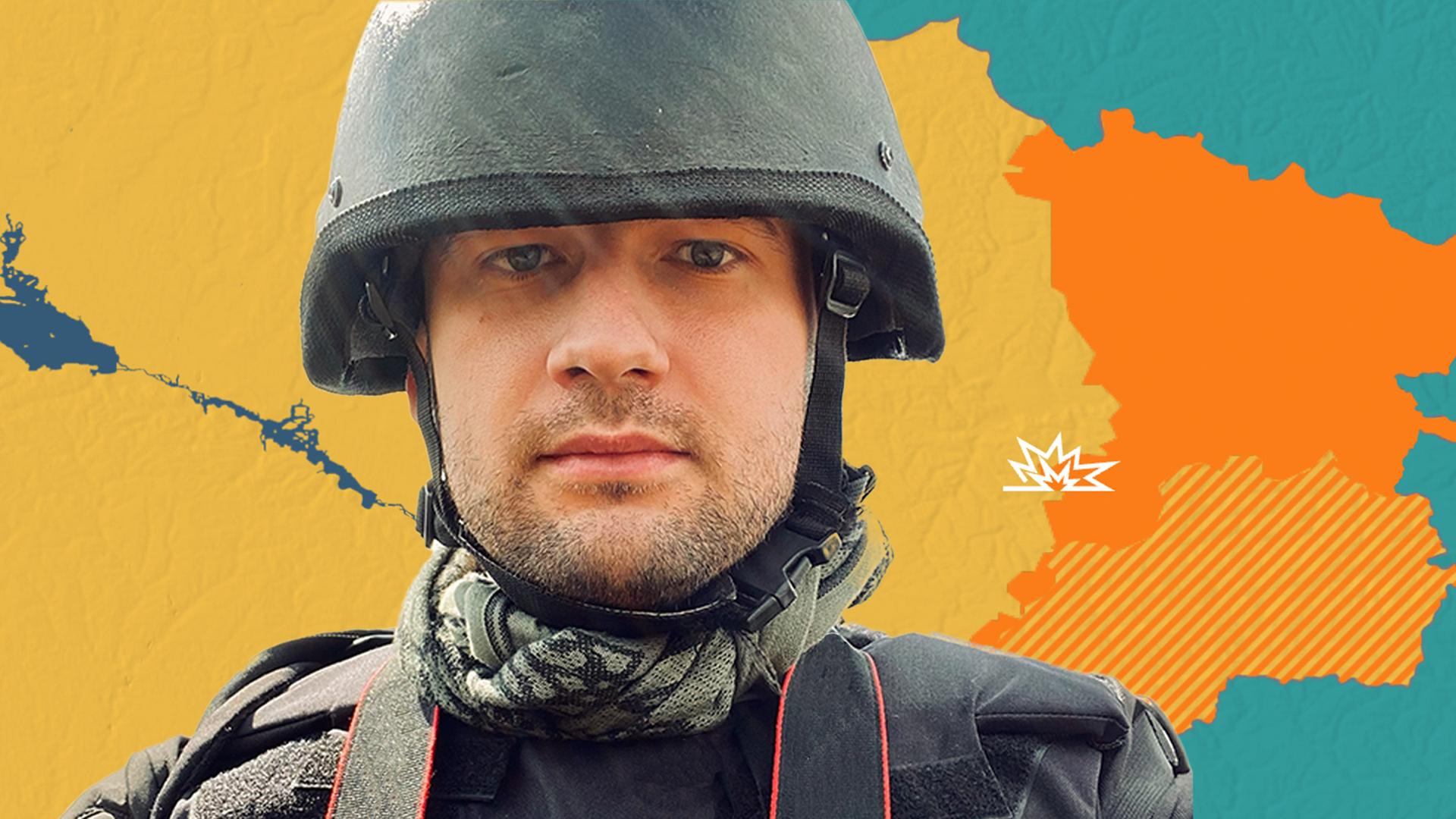 Kriegsreporter Illia Ponomarenko vor Karte des ukrainisch-russischen Grenzverlaufs um Bachmut.