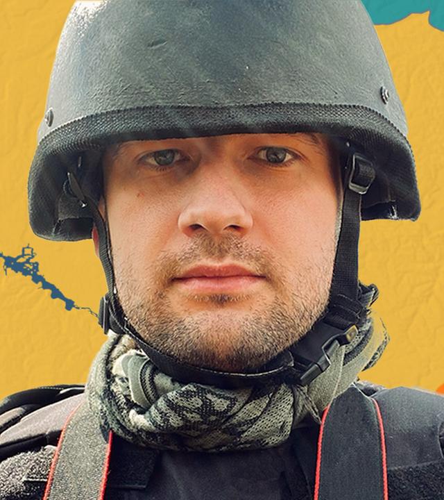 Kriegsreporter Illia Ponomarenko vor Karte des ukrainisch-russischen Grenzverlaufs um Bachmut.