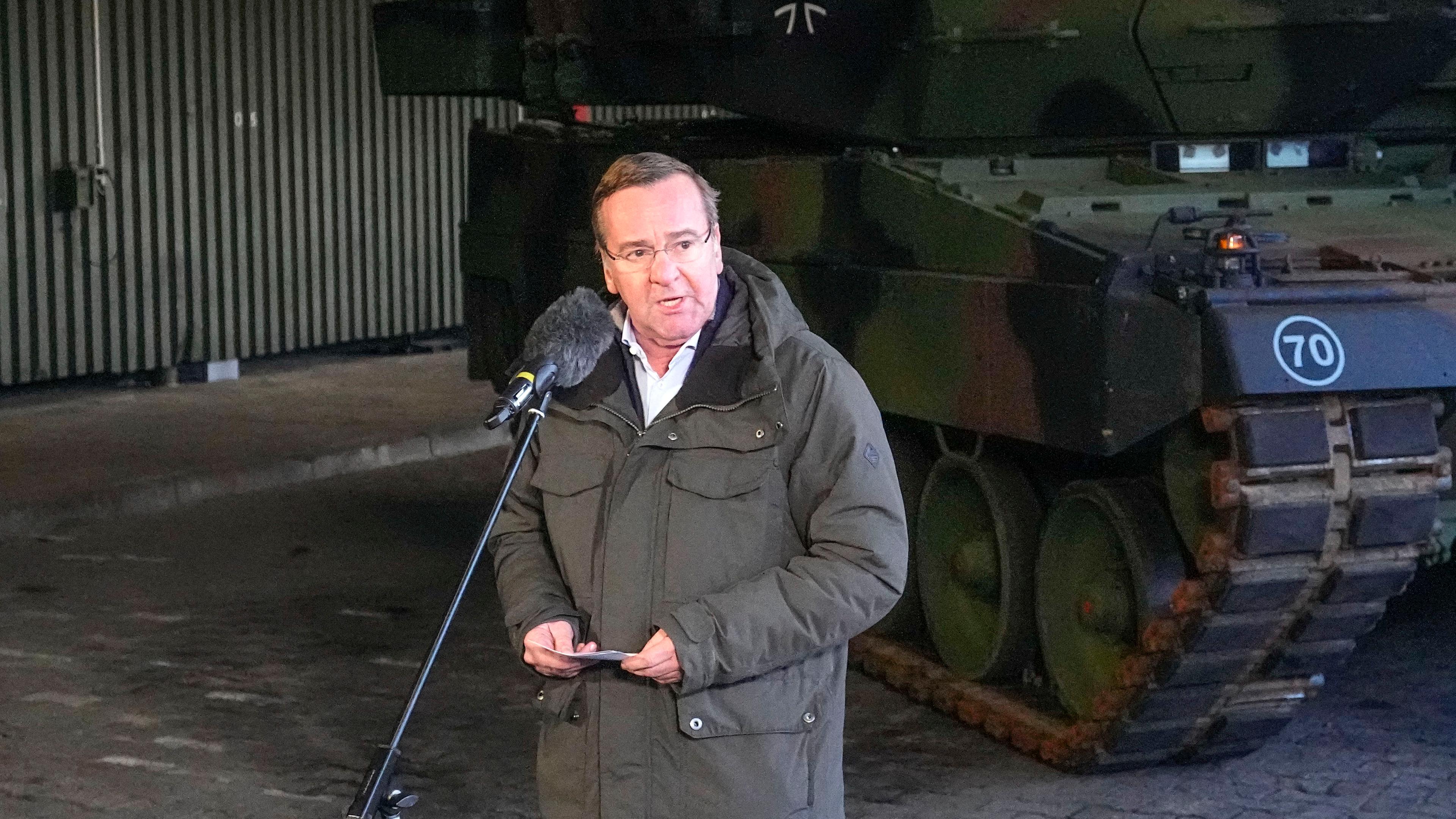 Defense Minister Pistorius speaks in front of a Leopard 1 tank.