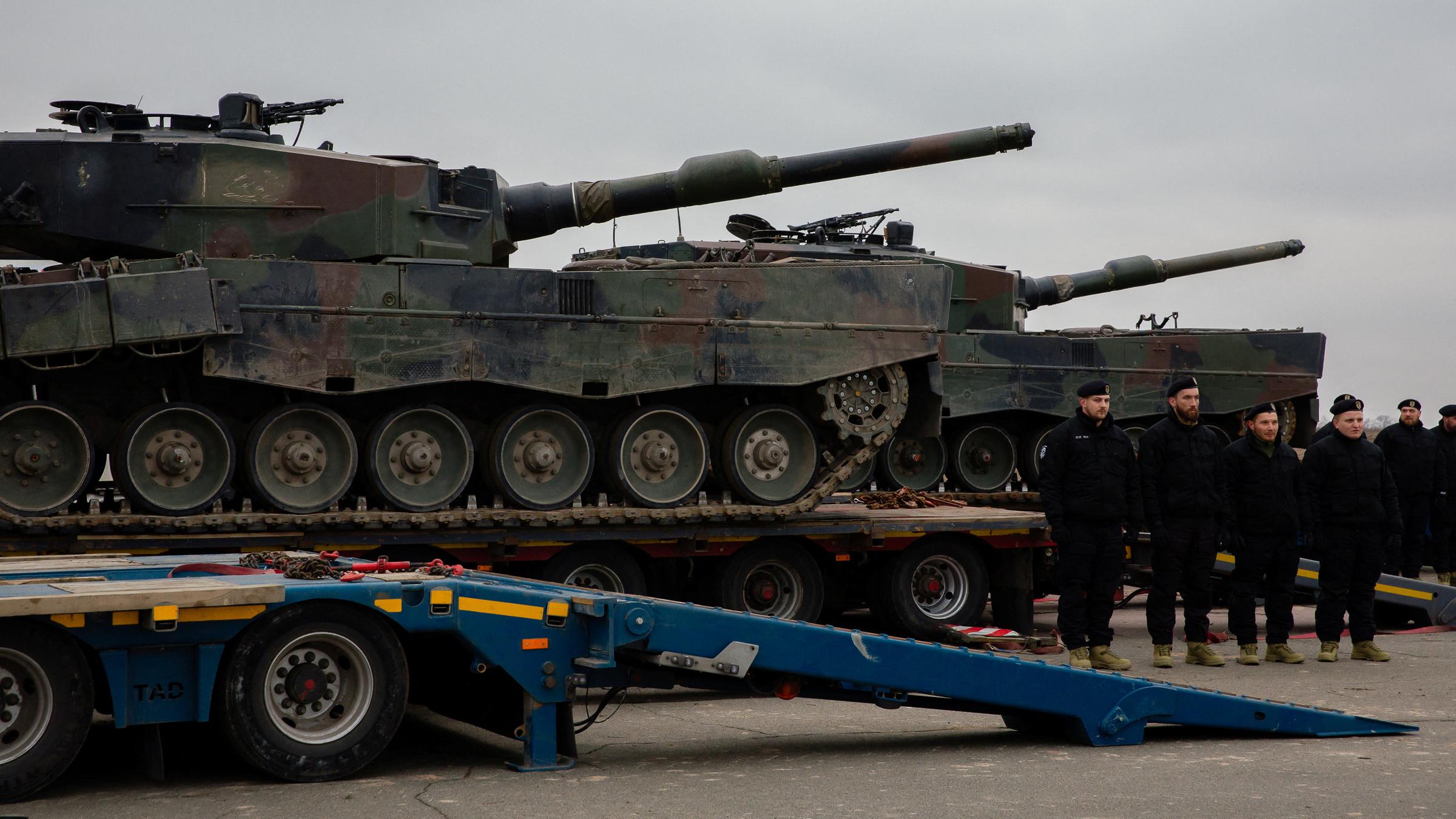 Polish Leopard tanks delivered to Ukraine
